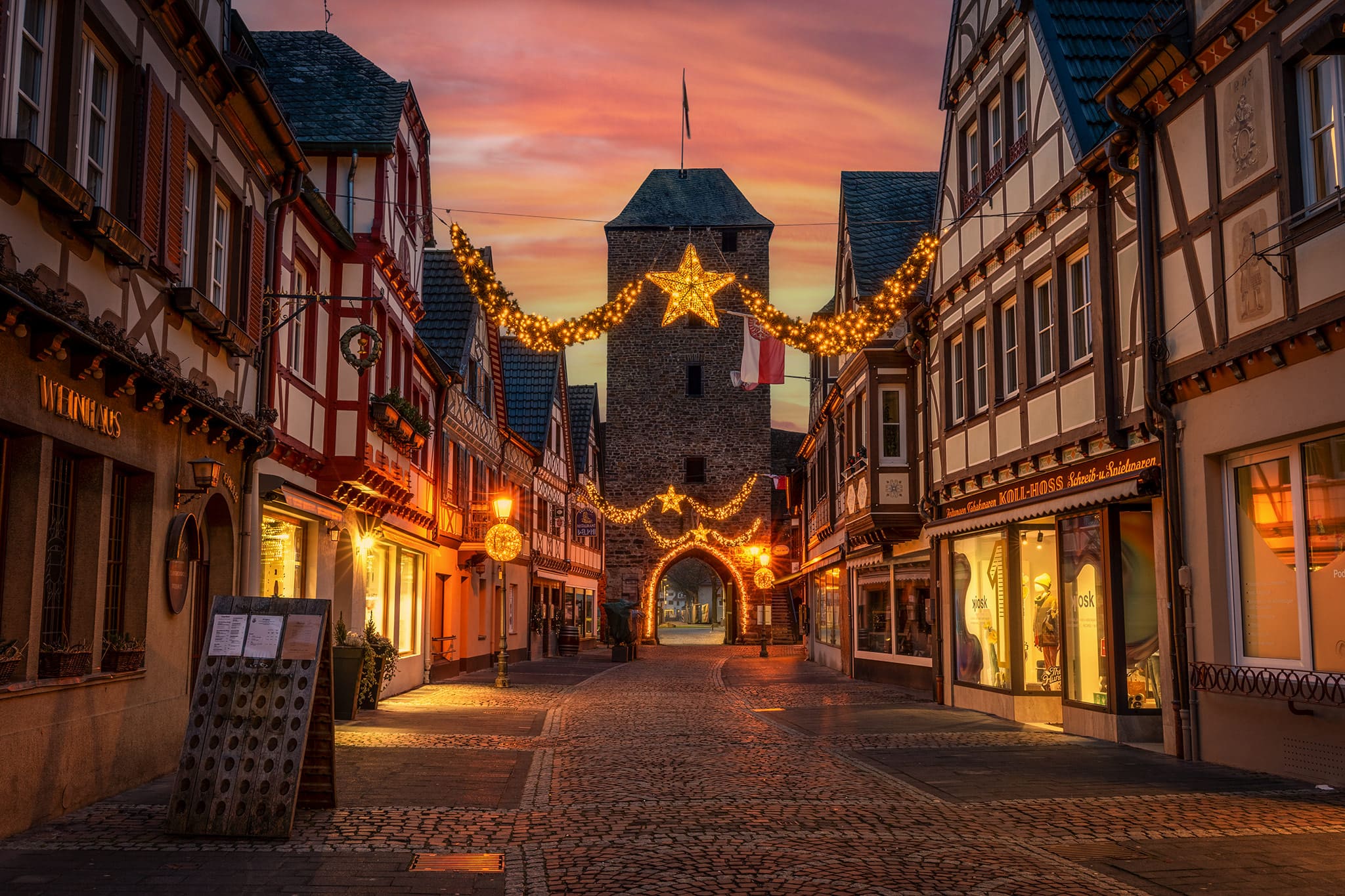 Mittelalterliche Altstadt in Ahrweiler im Ahrtal zur Weihnachtszeit – Kai Schneiders