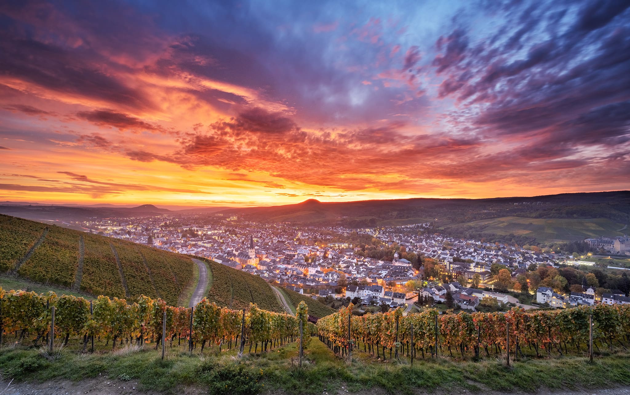 Blick über Ahrweiler im Ahrtal zum Sonnenaufgang – Kai Schneiders