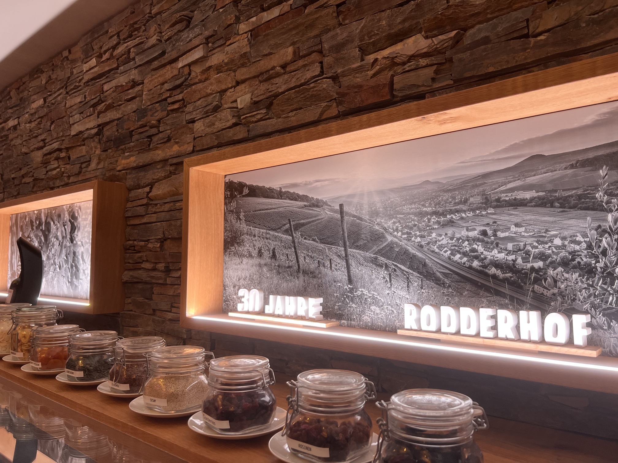 Hotel Rodderhof – Frühstücksraum mit hinterleuchteten Ahrtal-Panoramen